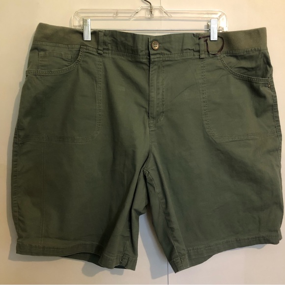 Gloria Vanderbilt Pants - Gloria Vanderbilt Green Khaki Shorts, size 20W.